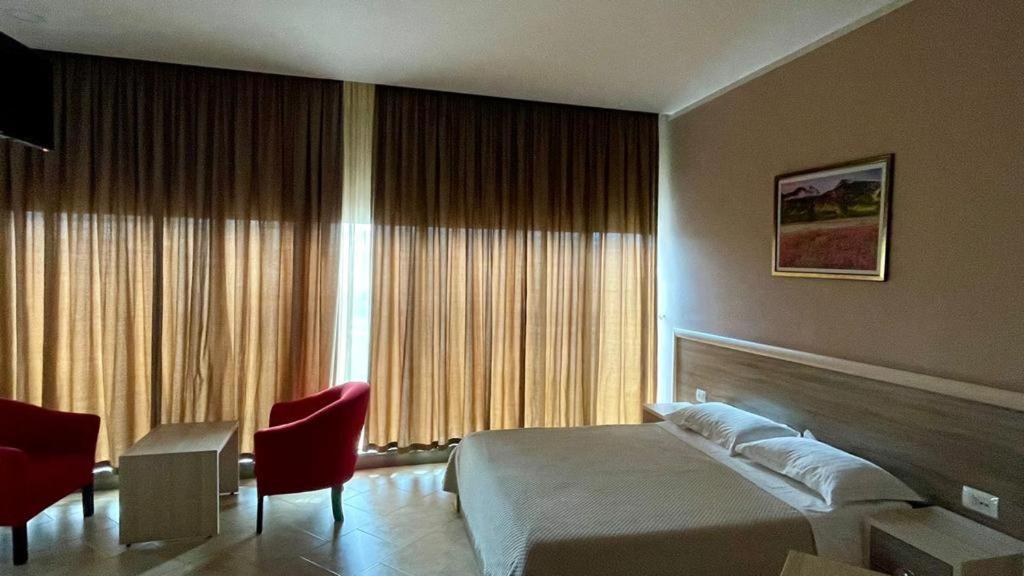 Hotel Terminal Тирана Екстер'єр фото