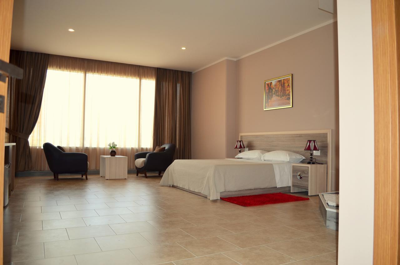 Hotel Terminal Тирана Екстер'єр фото